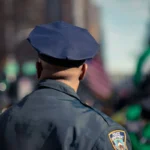 Polisi sedang mengawal jalannya aksi demo.